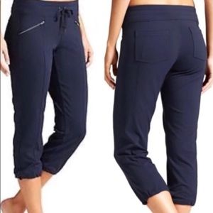 Athleta Metro Slouch Capris XXS in Navy